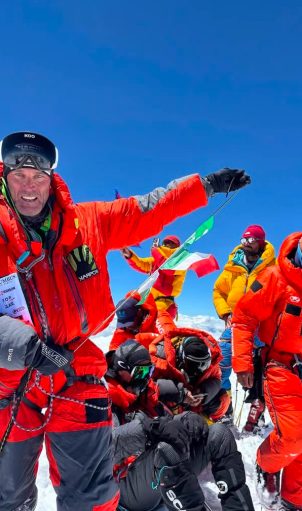 Marco Confortola in vetta al Gasherbrum I